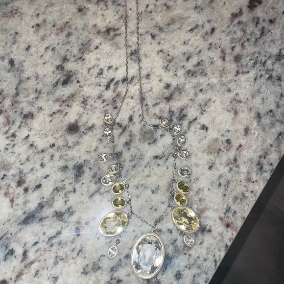 - RARE! VINTAGE SWAROVSKI Tiered Topaz Clear Oval 20 Stones 15” Necklace Y… - Picture 3 of 7